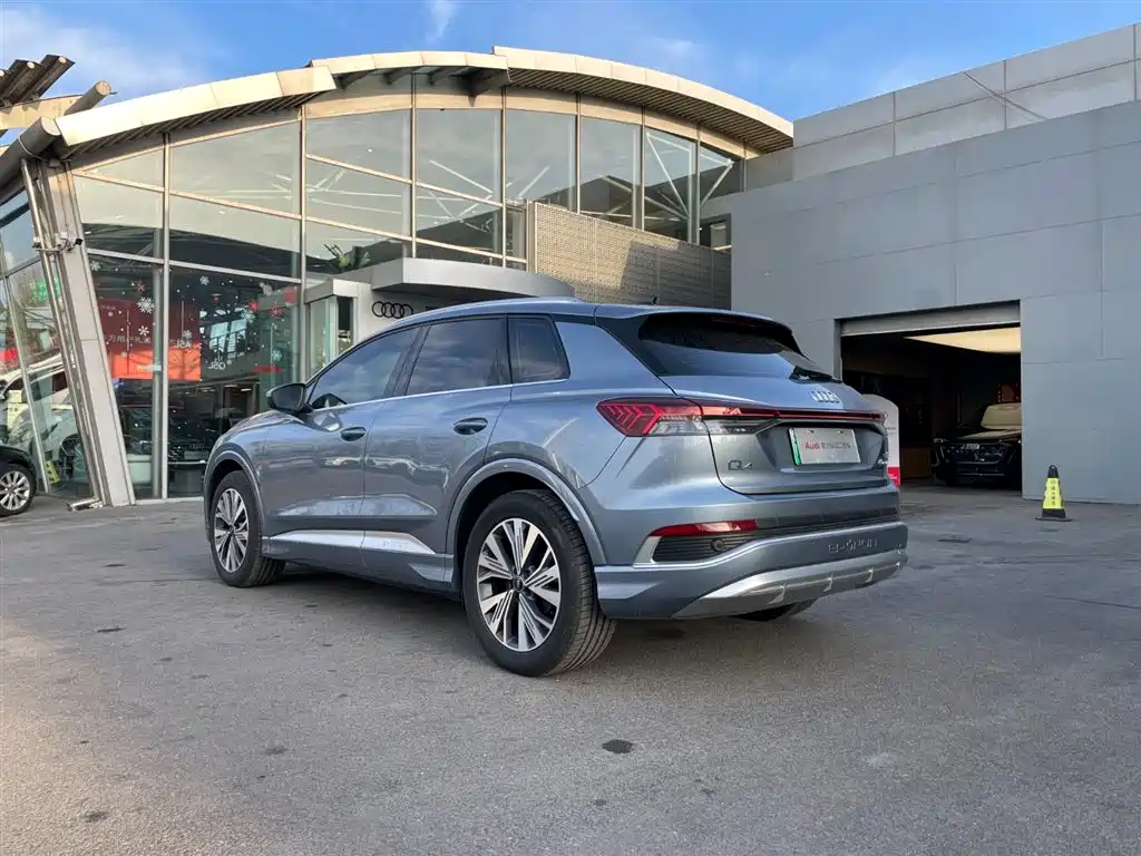 AUDI Q4 E TRON