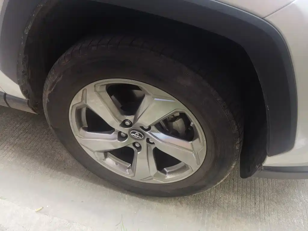 Toyota RAV4 — миниатюра 8