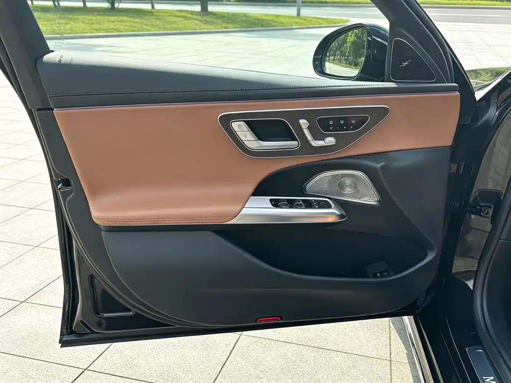 Mercedes-Benz E-Class — миниатюра 13