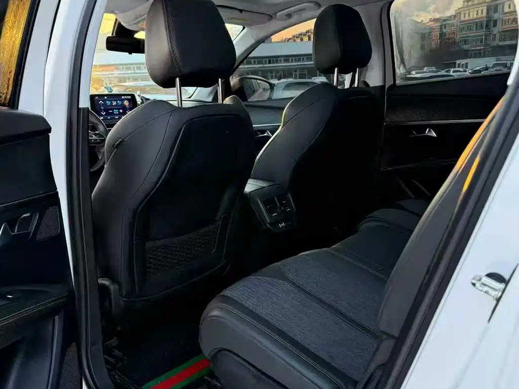PEUGEOT 5008