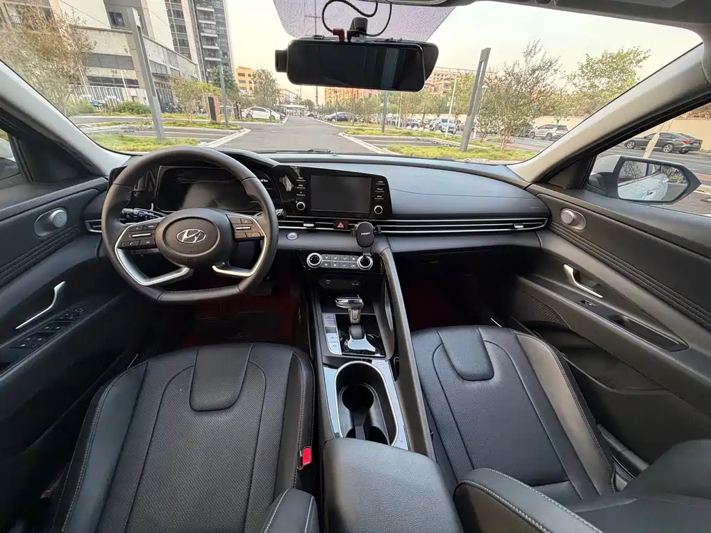 Hyundai Elantra — миниатюра 10