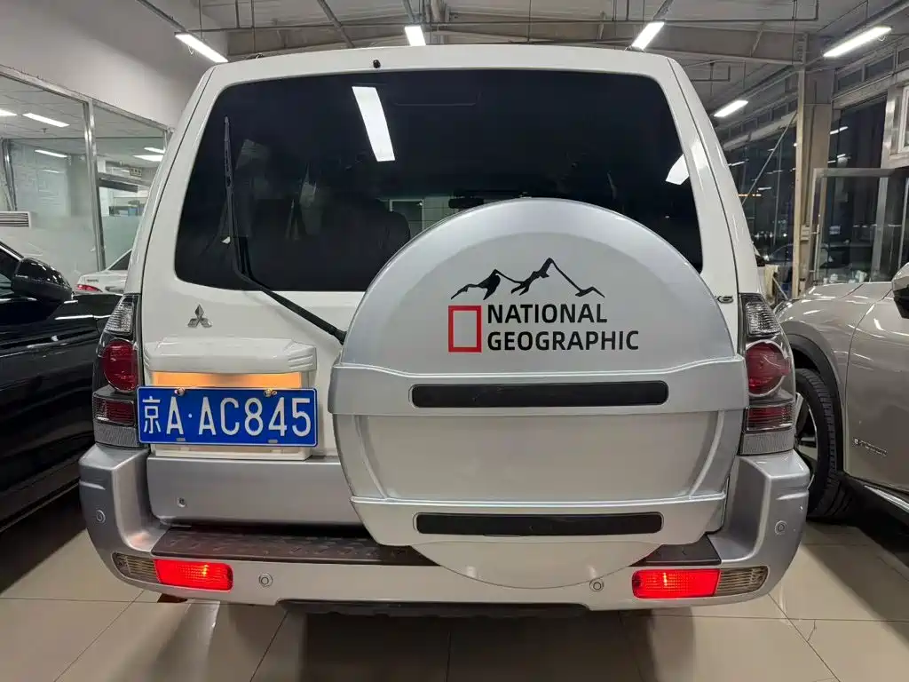 Mitsubishi Pajero — миниатюра 3