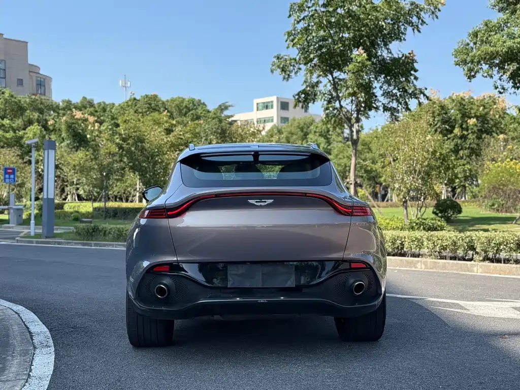 ASTON MARTIN DBX