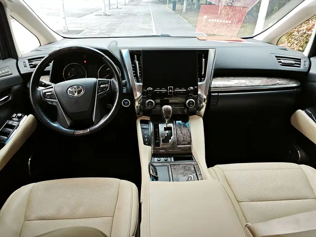 Toyota Vellfire 2023 2.5L HV Luxury