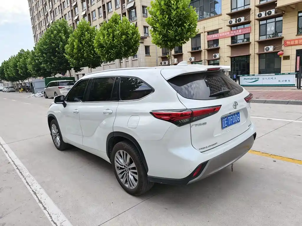 Toyota Highlander 2024 2.5L Luxury 7 мест