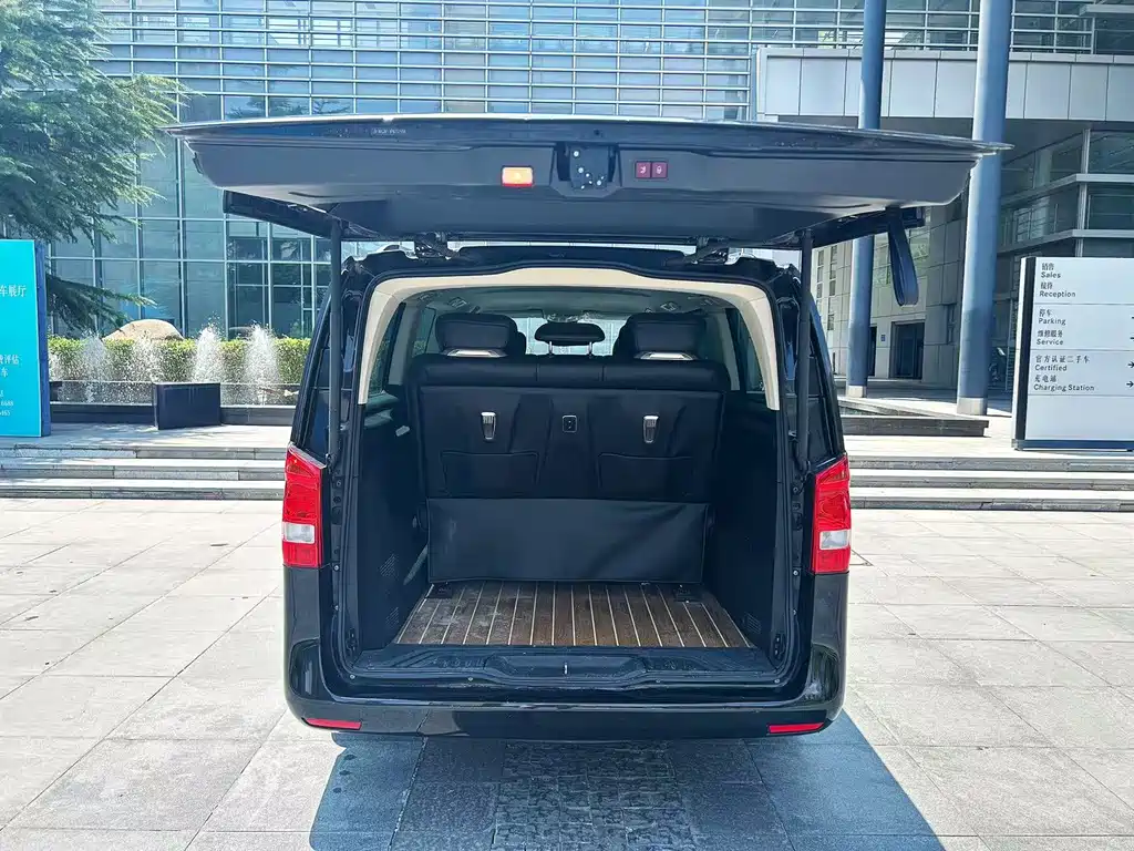 Mercedes-Benz Vito 2023 2.0T Elite 7 мест