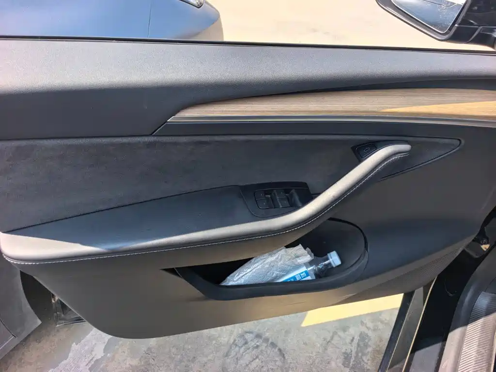Tesla Model Y — миниатюра 7