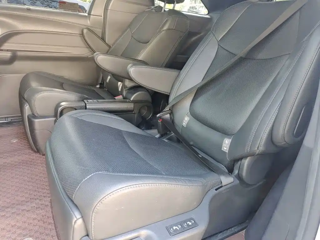 Toyota Sienna — миниатюра 15