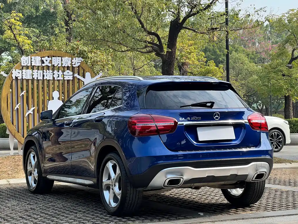 MERCEDES-BENZ GLA