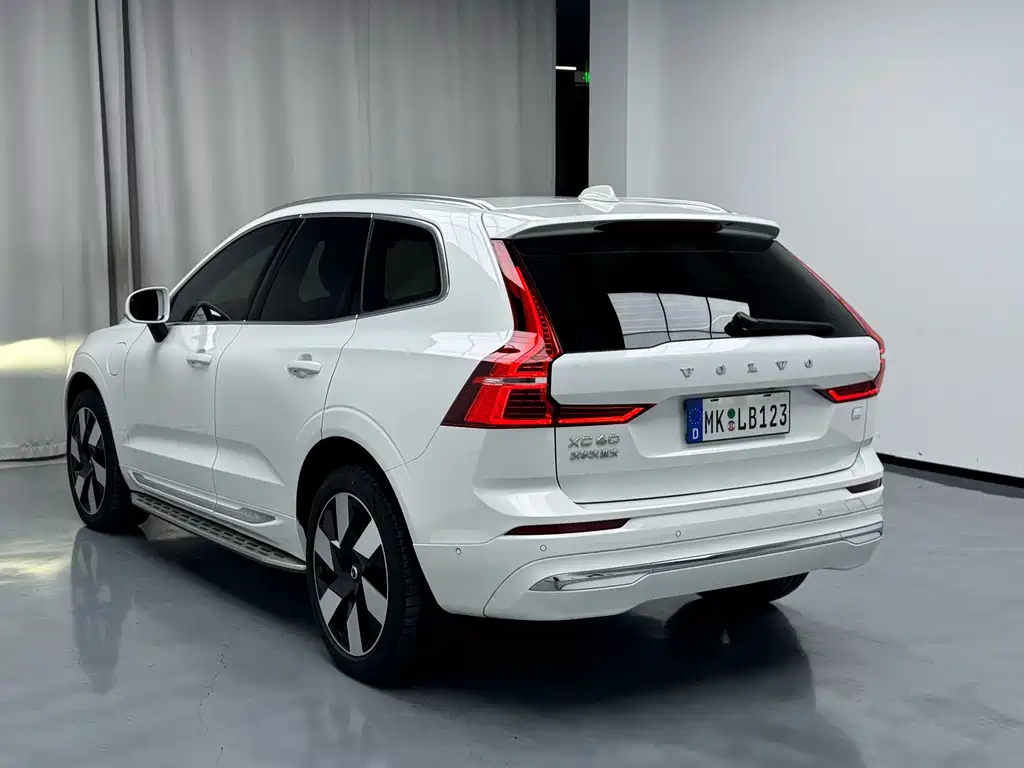 Volvo XC60 PHEV — миниатюра 5