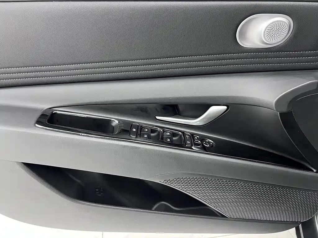 Hyundai Elantra — миниатюра 10