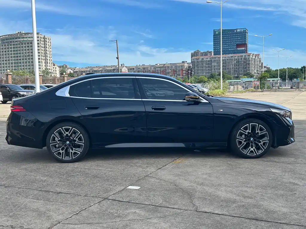 BMW 5 Series — миниатюра 11
