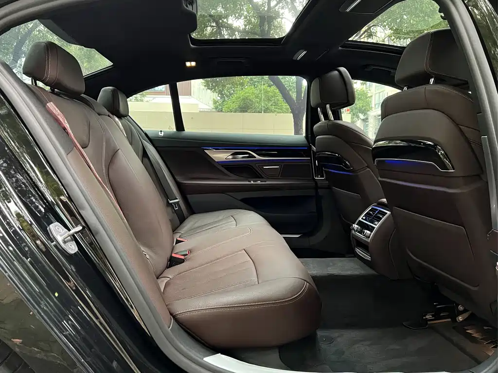 BMW 7 Series — миниатюра 11