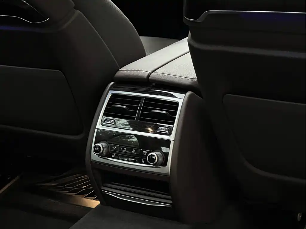 BMW 7 Series — миниатюра 22