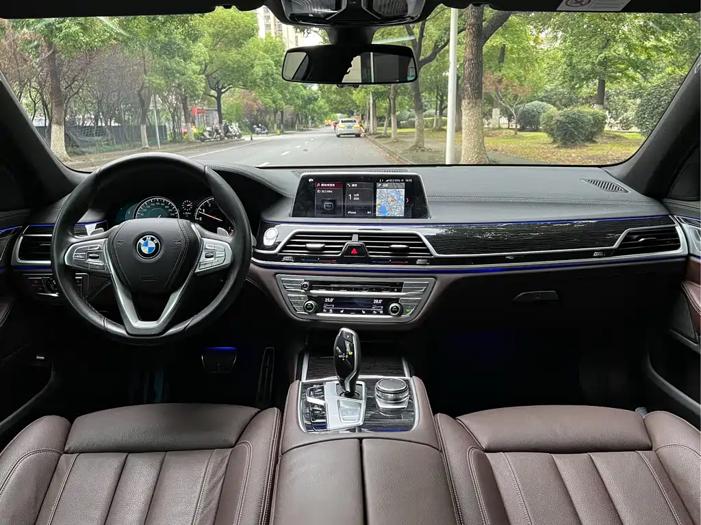 BMW 7 Series — миниатюра 12