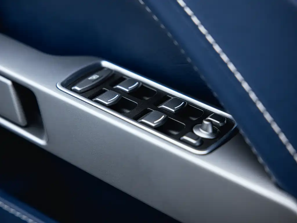 Aston Martin Rapide — миниатюра 22