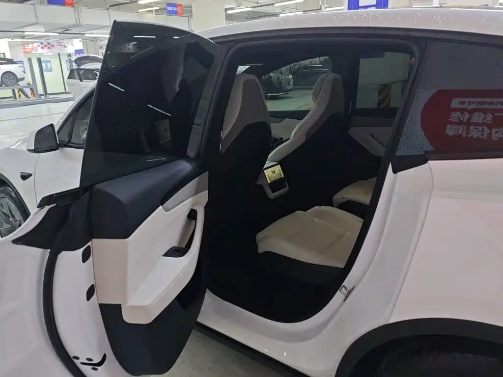 Tesla Model Y L — миниатюра 6
