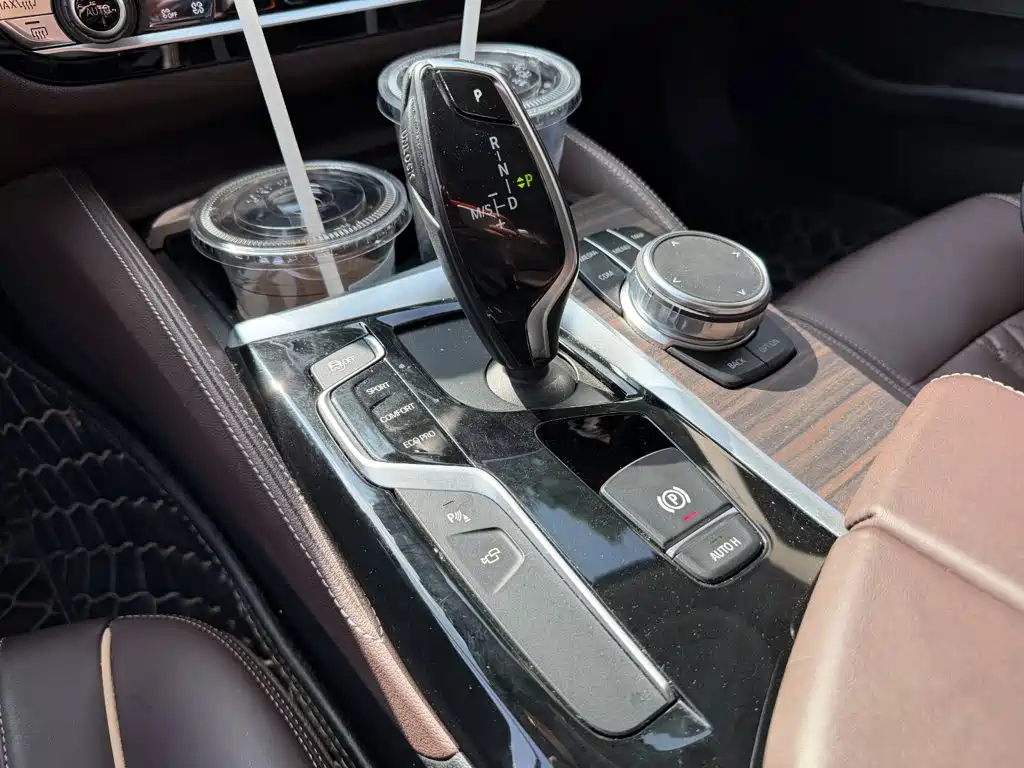 BMW 5 Series — миниатюра 9