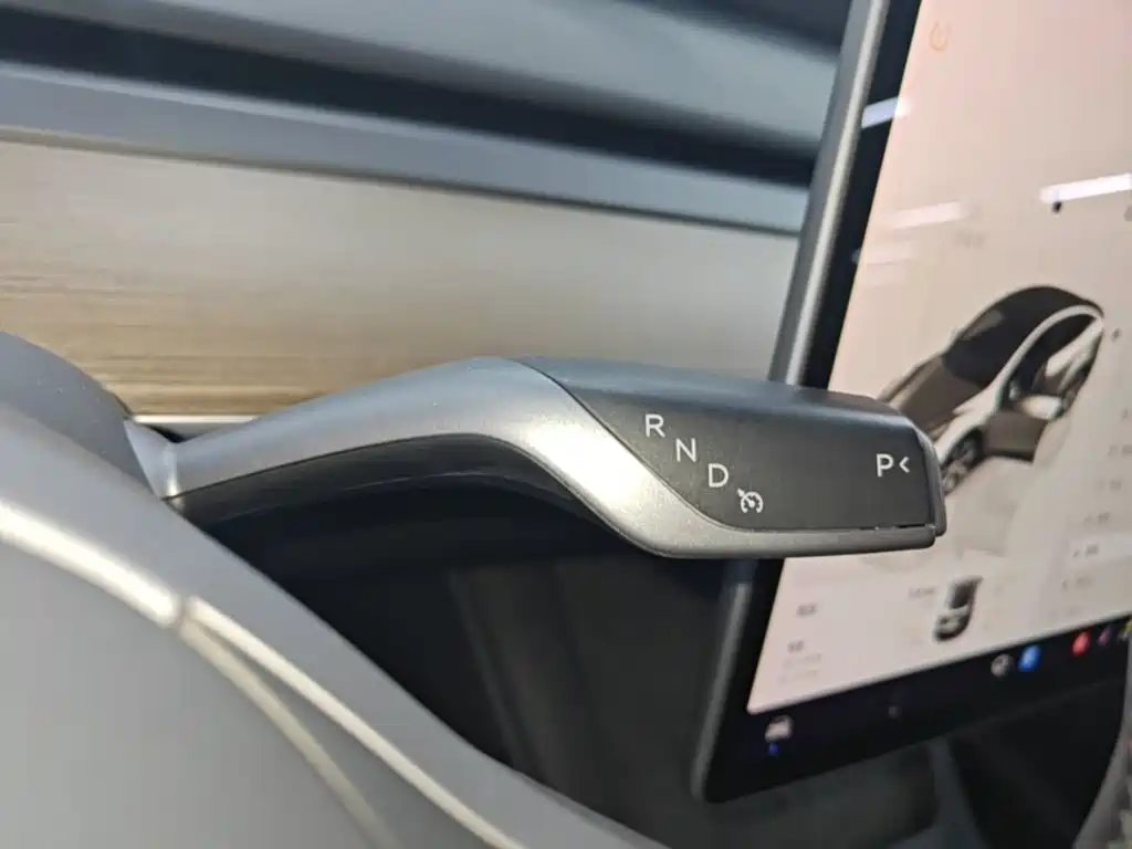 Tesla Model Y — миниатюра 14