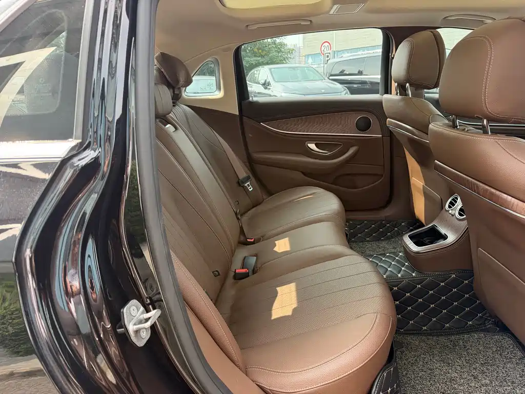 Mercedes-Benz E-Class — миниатюра 9
