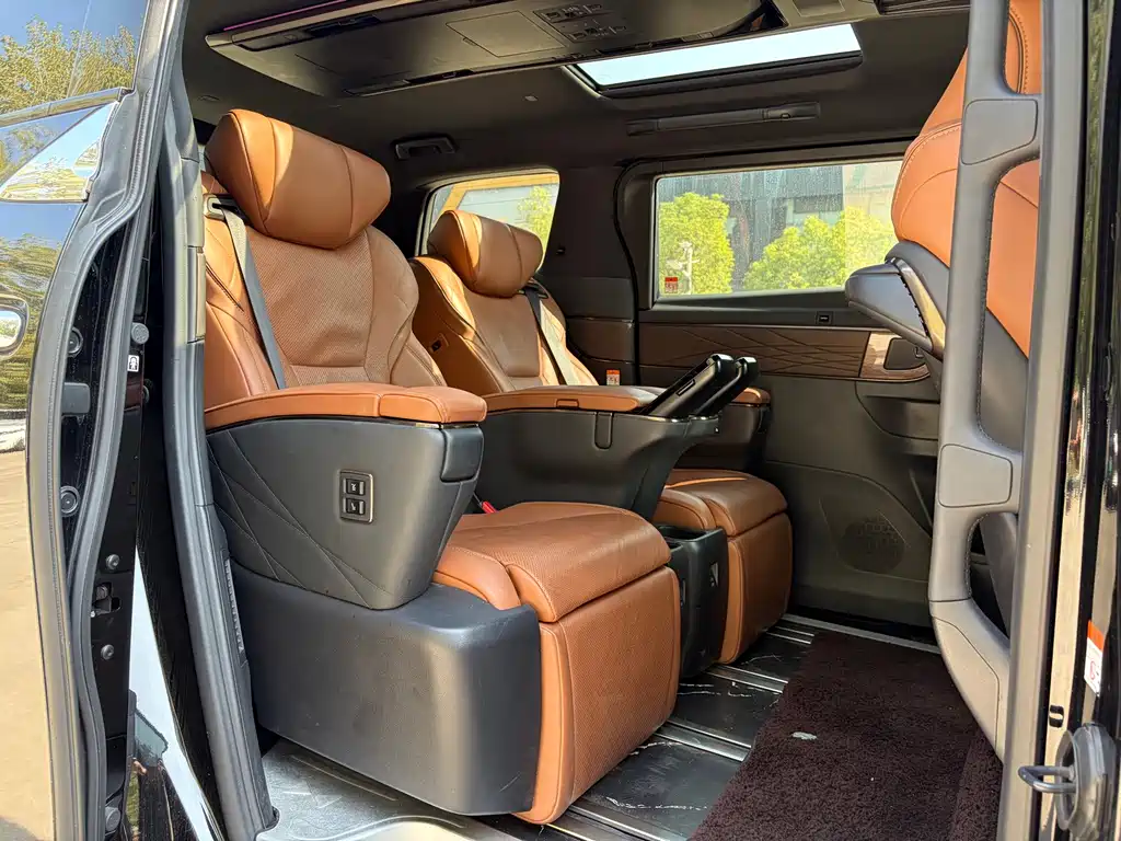 Toyota Alphard — миниатюра 10
