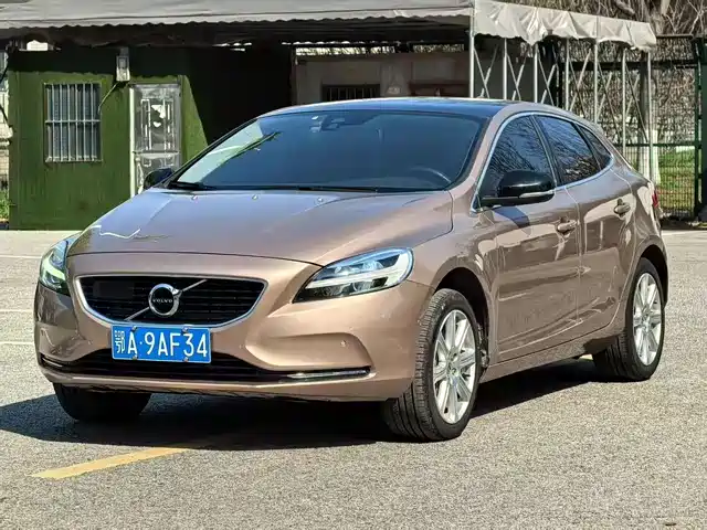 VOLVO  V40 2017