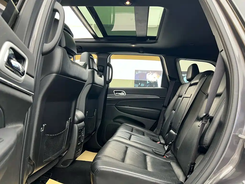Jeep Grand Cherokee (Import) — миниатюра 35