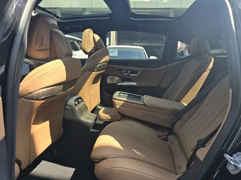 Mercedes-Benz E-Class — миниатюра 11