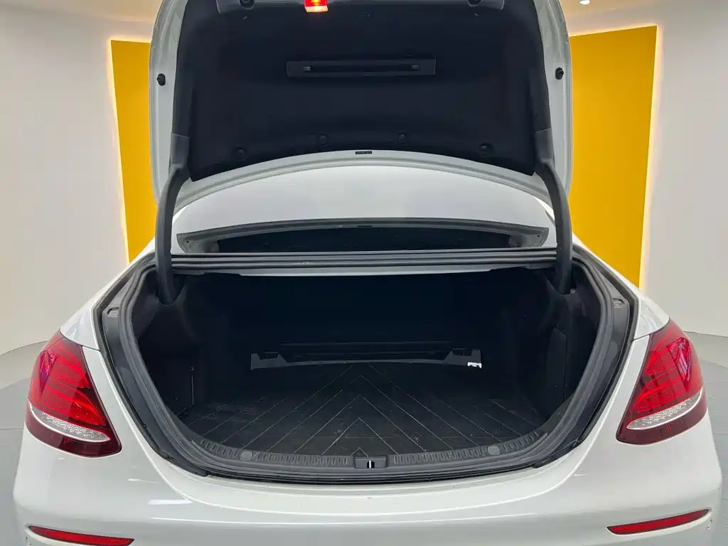 Mercedes-Benz E-Class — миниатюра 11