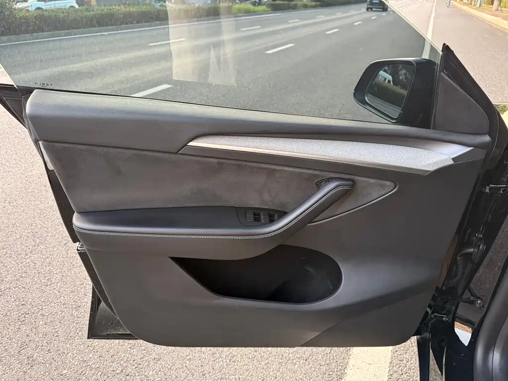 Tesla Model Y — миниатюра 9