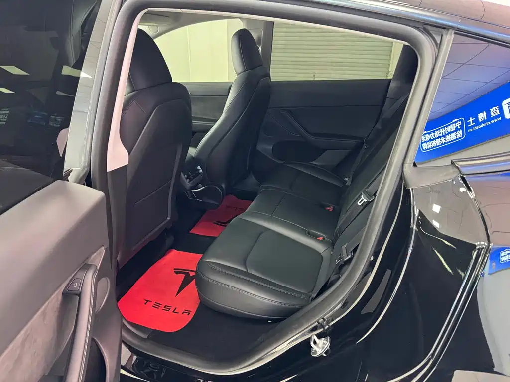 Tesla Model Y — миниатюра 7