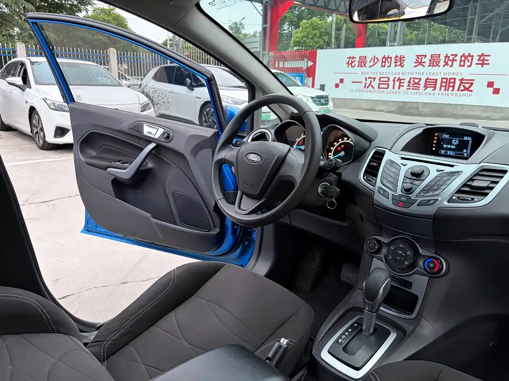 Ford Fiesta 2013 1.5L AT Fashion