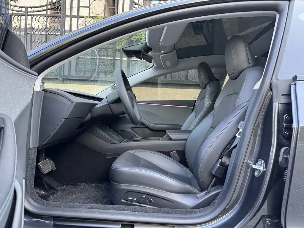 Tesla Model 3 — миниатюра 5