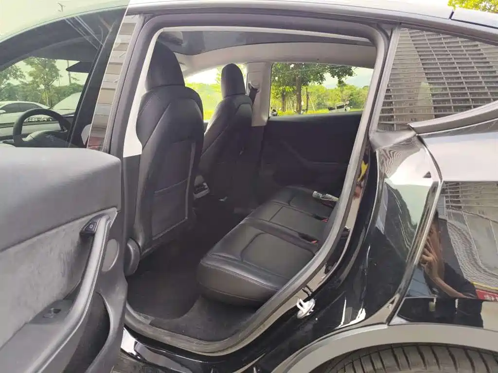 Tesla Model Y — миниатюра 5