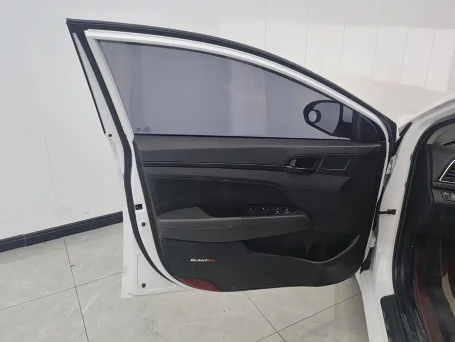 Hyundai Elantra — миниатюра 7