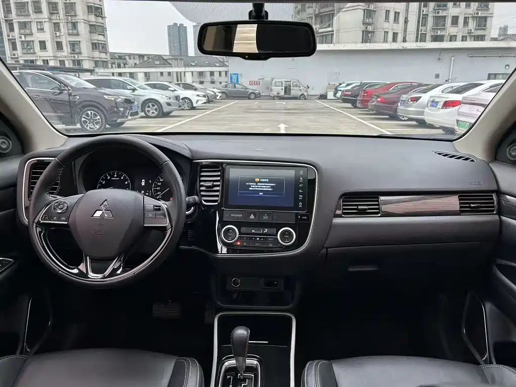 MITSUBISHI OUTLANDER