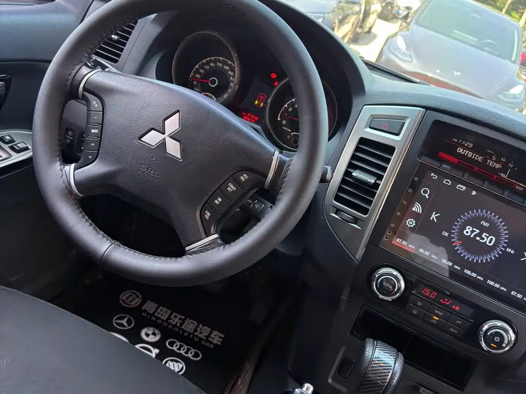 Mitsubishi Pajero (Import) — миниатюра 14