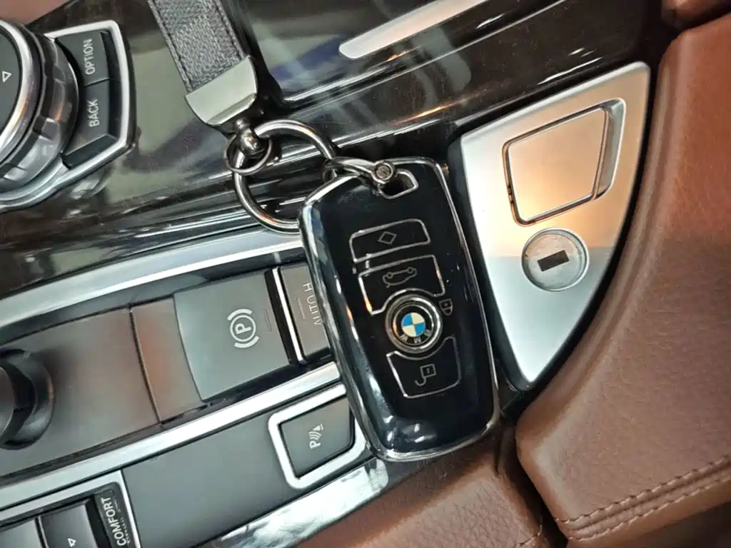 BMW 5 Series — миниатюра 9