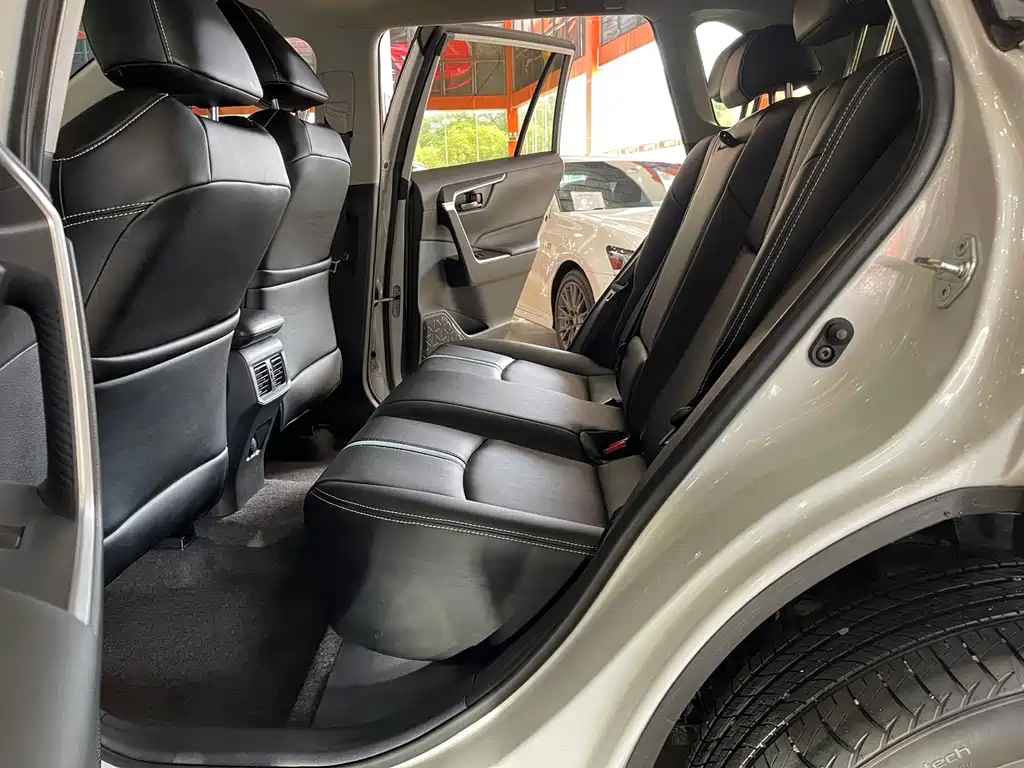 Toyota RAV4 — миниатюра 9