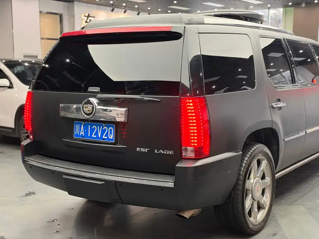 Cadillac Escalade — миниатюра 8