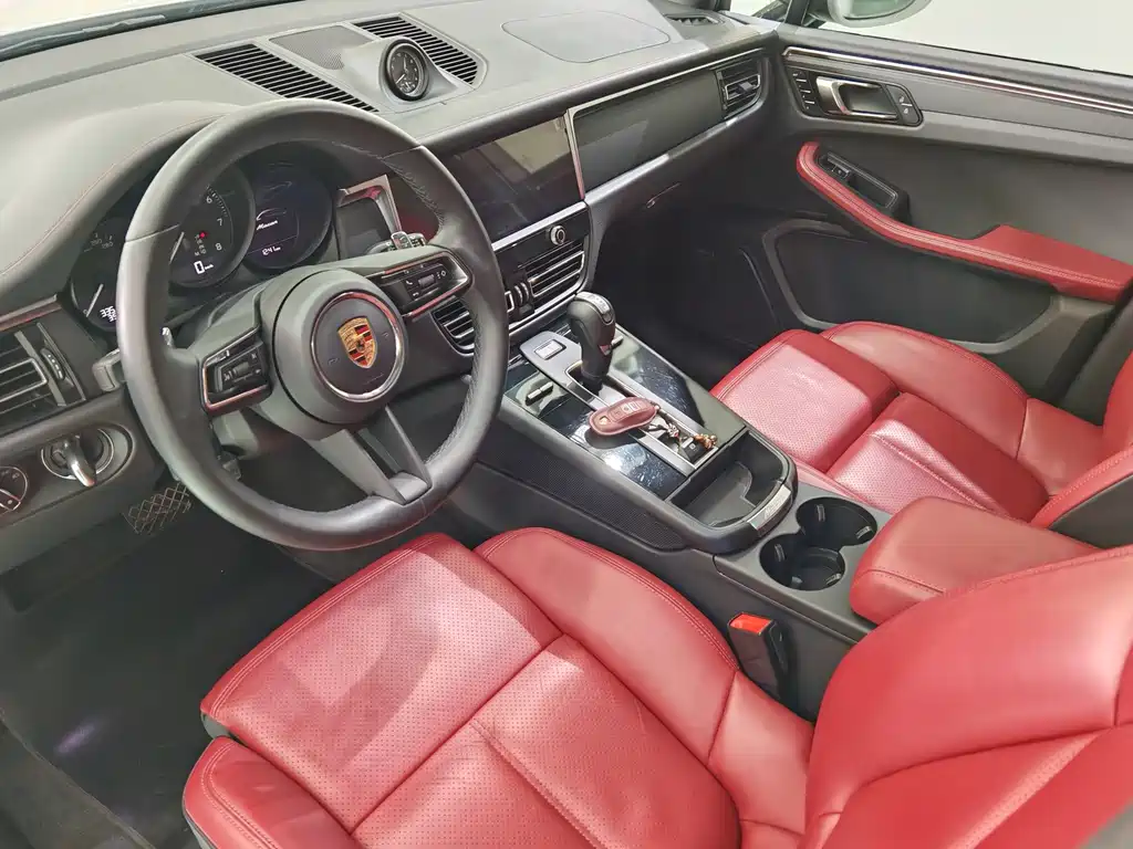 PORSCHE MACAN