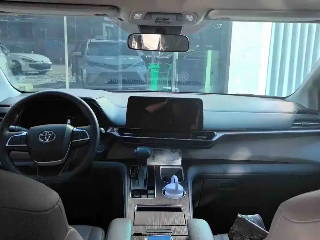 Toyota Granvia — миниатюра 3