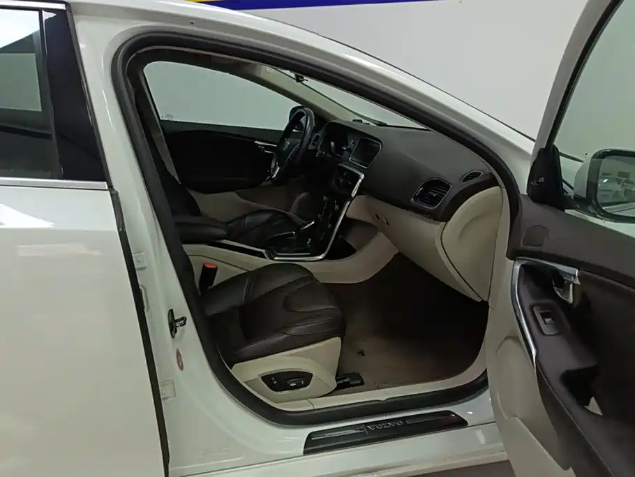 Volvo V40 — миниатюра 8