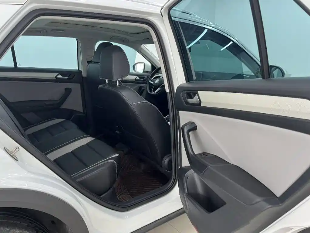 Volkswagen T-Roc — миниатюра 12