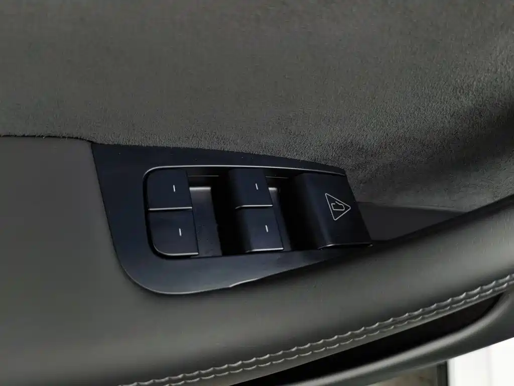 Tesla Model Y — миниатюра 9