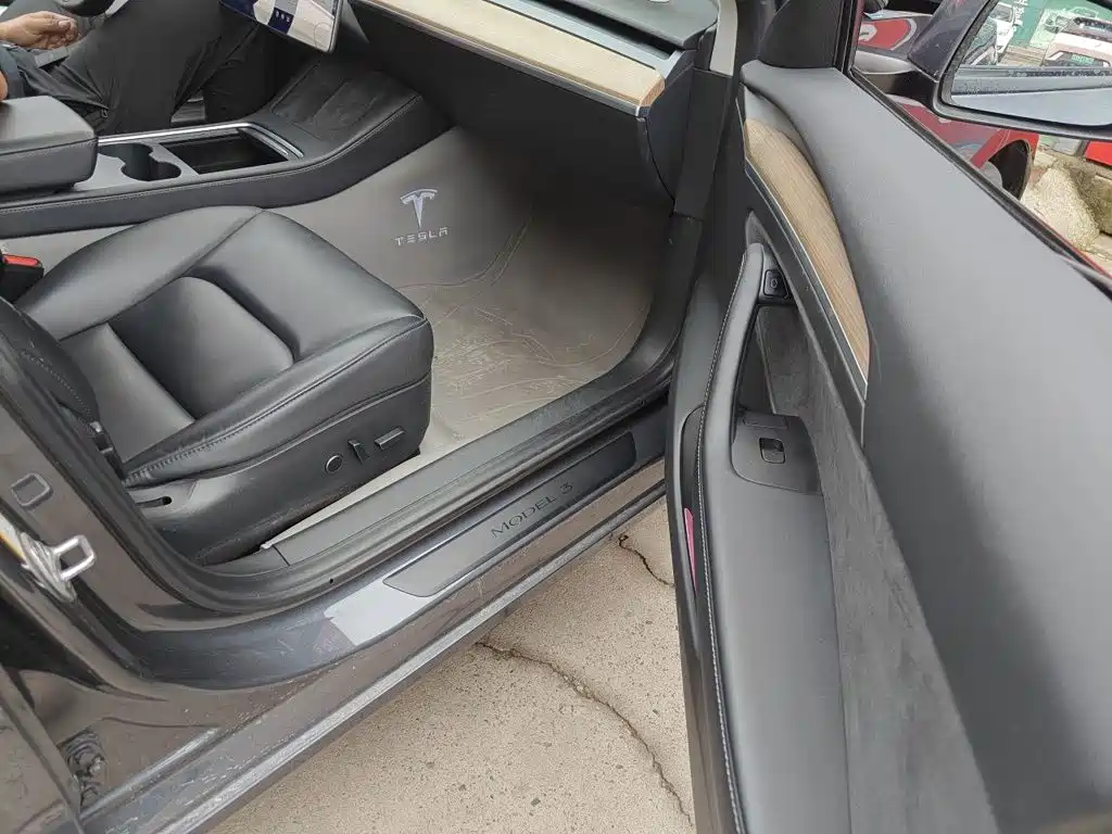 Tesla Model 3 — миниатюра 18