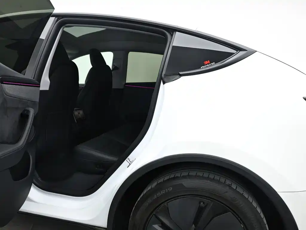 Tesla Model Y — миниатюра 12