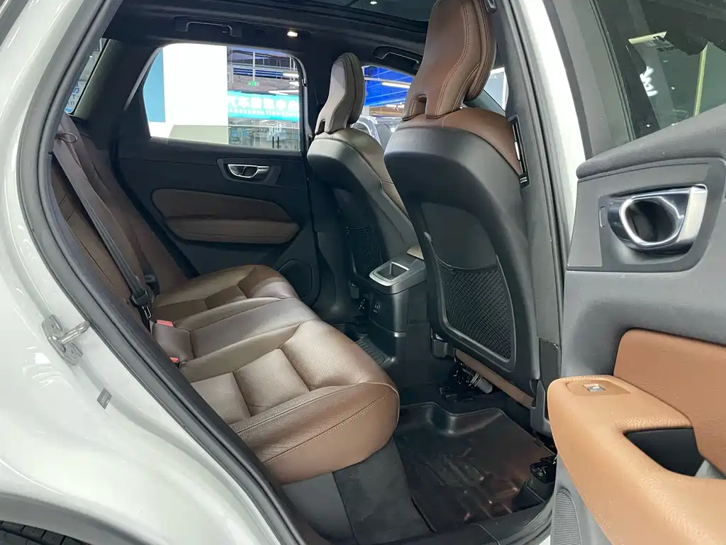 Volvo XC60 PHEV — миниатюра 7