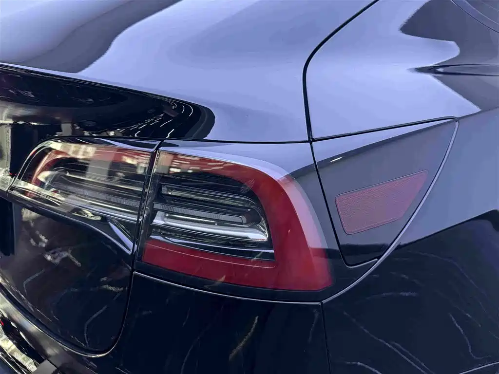 Tesla Model 3 — миниатюра 7