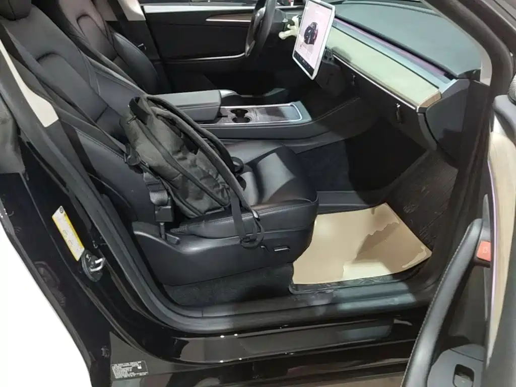 Tesla Model Y — миниатюра 25